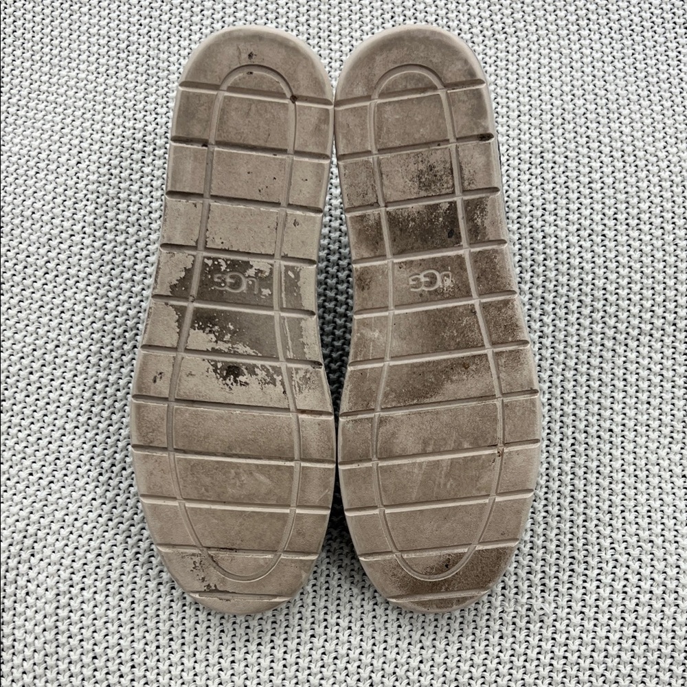 UGG woman’s Black and Tan Casual Slip-Ons - Picture 11 of 12